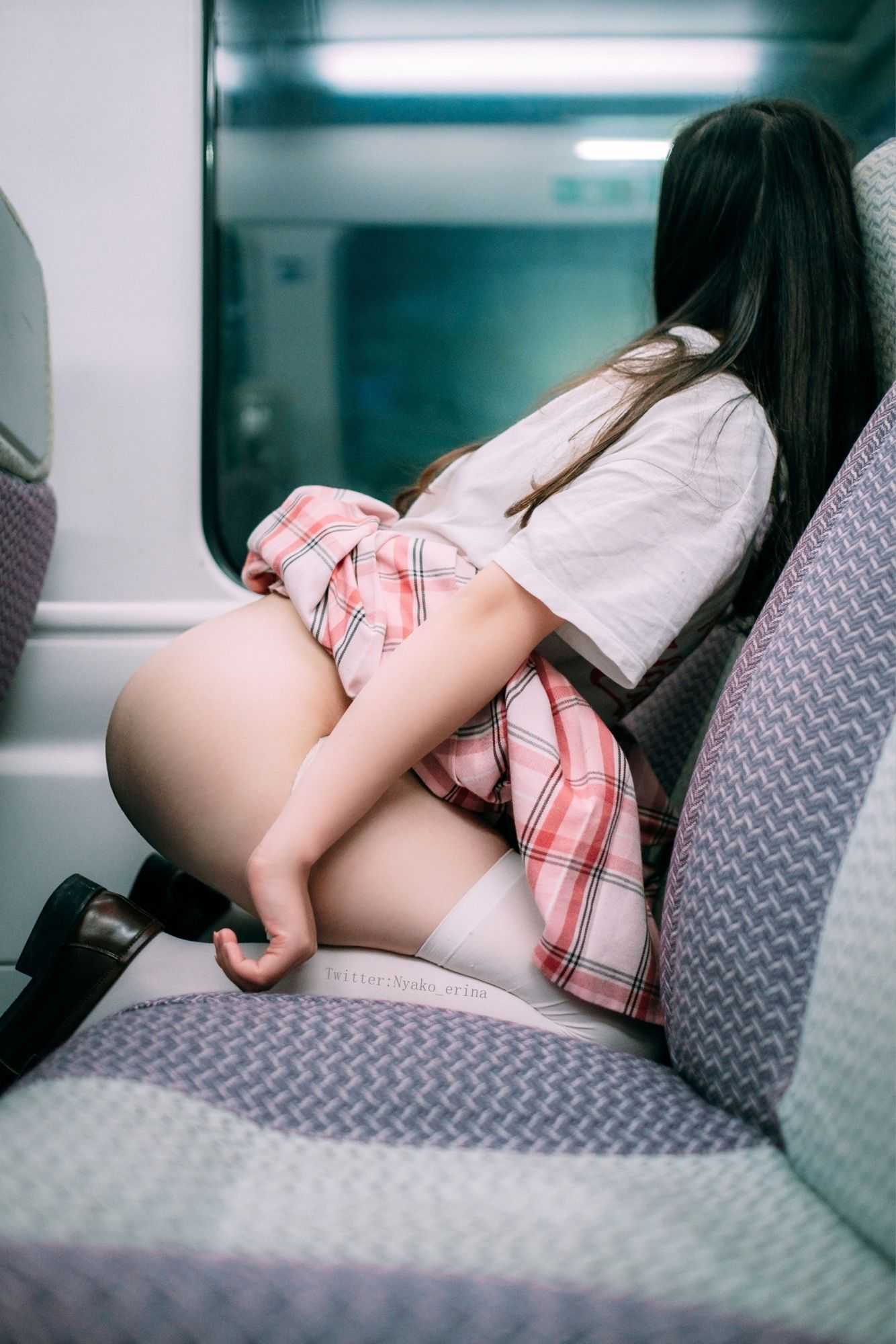 [有喵酱] School girl in HK Train - (17P) - Sexy asian pics gallery