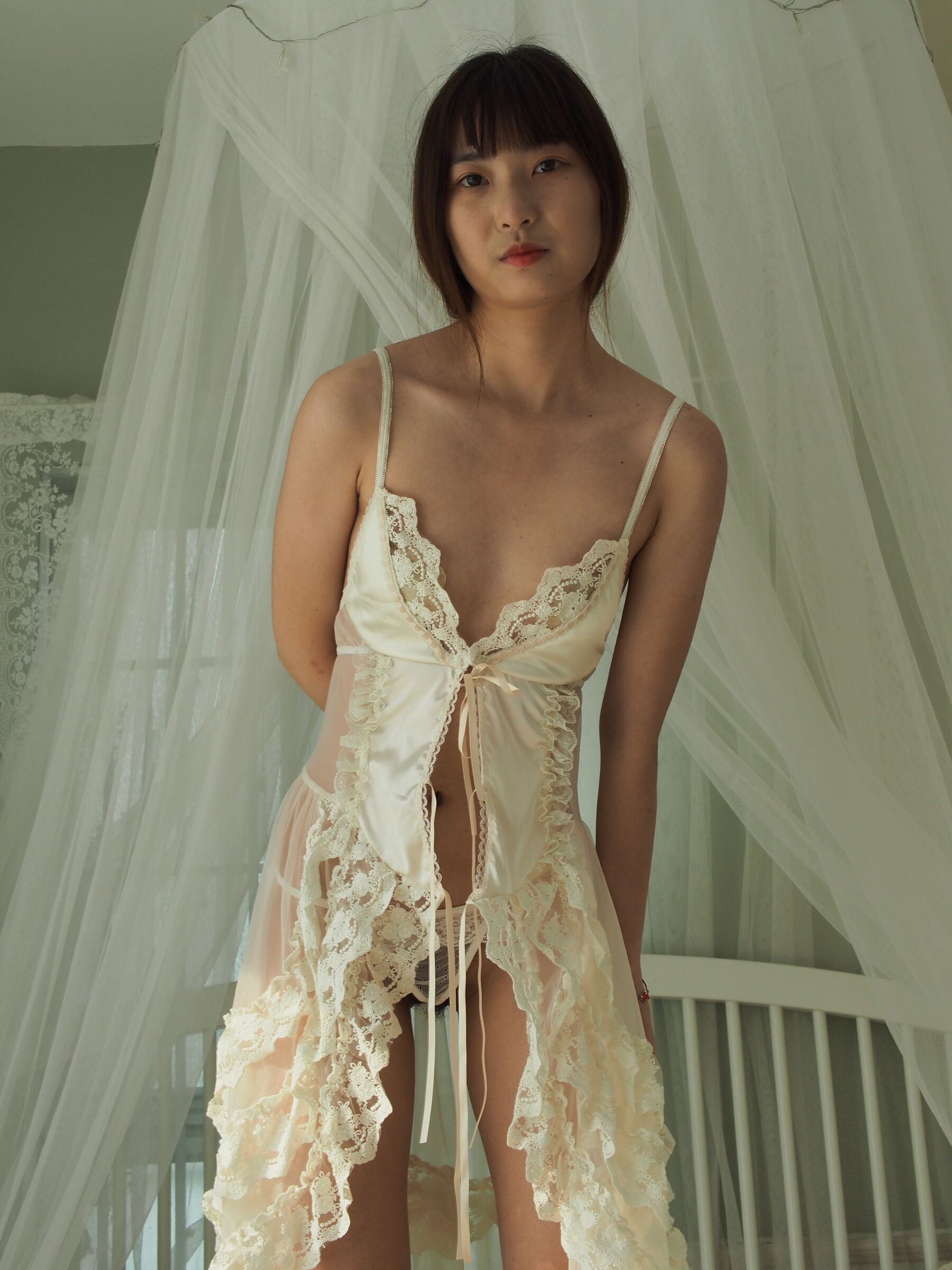 国模小熊性感写真套图